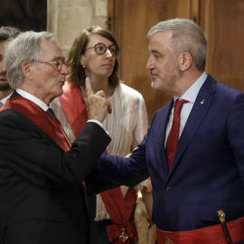 El socialista Jaume Collboni saluda al candidato de JxCat, Xavier Trias, a 17 de junio de 2023.