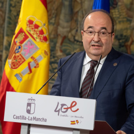 El ministro de Cultura y Deporte, Miquel Iceta, durante la comparecencia posterior a la reunión mantenida con el presidente de Castilla-La Mancha, Emiliano García-Page, en el Palacio de Fuensalida.