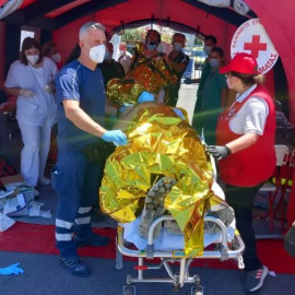 Una de las personas migrantes rescatadas con vida en tras el naufragio de una pesquero con cientos de viajeros a bordo naufragado en el mar Jónico.