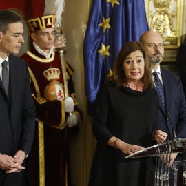 La presidenta del Congreso de los Diputados, Francina Armengol, durante su discurso en los actos del Día de la Constitución, en presencia del presidente del Gobierno, Pedro Sánchez (i), en la Cámara Baja. EFE/Mariscal