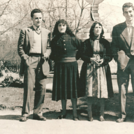 Dos estudiantes con Maruxa y Coralia