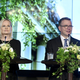 El nuevo Gobierno de Finlandia encabezado por el Primer Ministro Petteri Orpo (R) y la nueva Ministra de Finanzas Riikka Purra