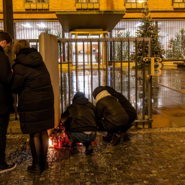 Se encienden velas en la puerta de la Facultad de Bellas Artes en Praga como luto tras el tiroteo.