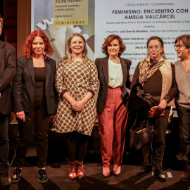 La filósofa feminista Amelia Valcárcel (segunda empezando por la derecha) durante la presentación de uno de sus libros.