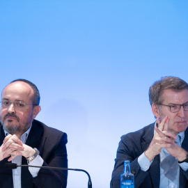 El presidente del PP de Cataluña y candidato a las elecciones catalanas, Alejandro Fernández, y el líder del PP, Alberto Núñez Feijóo, durante un acto de la Junta Directiva Autonómica del PP de Catalunya, a 27 de marzo de 2024.