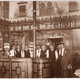 Varios camareros, tras la barra de Casa Cornelio en Sevilla.