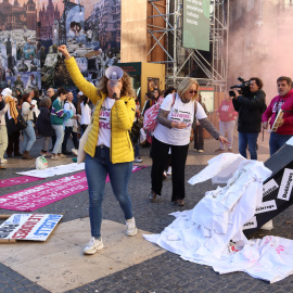 19-12-2023 Participants de la manifestació convocada pel sindicat Infermeres de Catalunya llançant la seva bata davant la Generalitat