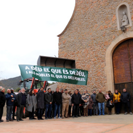 16/02/2022 - La protesta de Maians contra les immatriculacions irregulars de l'Església catòlica.