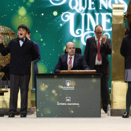 Yesica Paola Valencia Gómez y Francisco Moreno Durán cantan el gordo que este año ha recaído en el número 88.008 durante el sorteo extraordinario de Navidad de la Lotería Nacional.