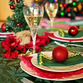 Una mesa decorada para la Navidad.