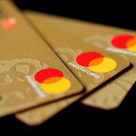 Varias tarjetas de Mastercard. REUTERS/Benoit Tessier/Illustration