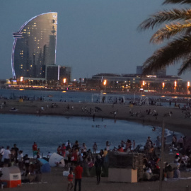 Imatge de la platja del Somorrostro a Barcelona amb l'Hotel Vela de fons la nit de Sant Joan.