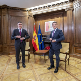 El presidente del Gobierno, Pedro Sánchez (i), y el líder del PP, Alberto Núñez Feijóo (d), durante una reunión, en el Congreso de los Diputados, a 22 de diciembre de 2023, en Madrid (España)