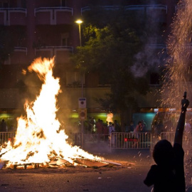 Una hoguera en Barcelona durante la pasada verbena de Sant Joan.