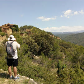 Agustí Hernández visitant un poble abandonat del País Valencià.