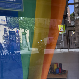 Bandera LGTBI en un escaparate del barrio de Chueca durante la celebración del Día Internacional del Orgullo LGTBI en 2021