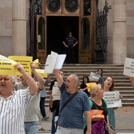 Funcionarios de justicia sujetan pancartas durante una protesta frente a la Audiencia de Barcelona, a 20 de junio de 2023.