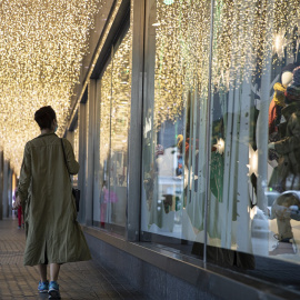 Un establecimiento de El Corte Inglés de Sevilla  decorado con las luces navideñas. E.P./María José López