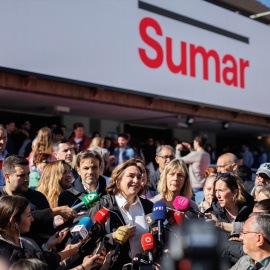 La alcaldesa de Barcelona, Ada Colau, atiende a los medios junto al presidente del grupo parlamentario de Unidas Podemos, Jaume Asens, y la líder de los Comuns en el Parlament, Jéssica Albiach, a su llegada el acto de la plataforma SUMAR,