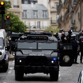 La policía francesa y miembros de las fuerzas policiales especiales  aseguran el área cerca del consulado de Irán, a 19 de abril de 2024, en París.