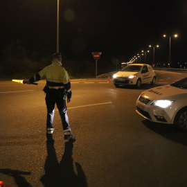 Un control dels Mossos d'Esquadra a la T-11, a Tarragona, minuts després d'entrar en vigor el toc de queda. Foto del 25 d'octubre del 2020.