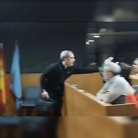 Captura de pantalla del vídeo en el que el concejal del PP de Cangas José Luis Garrido le levanta la mano a la teniente de alcalde del PSOE Iria Malvido