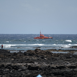 Barco en la costa de Lanzarote. Foto de archivo.