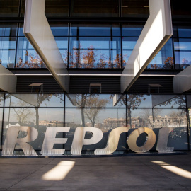 El logo de la petrolera Repsol en la entrada de su sede en Madrid. REUTERS/Andrea Comas