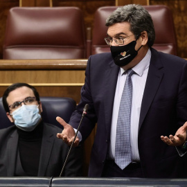 17/02/2022. El ministro de Inclusión, Seguridad Social y Migraciones, José Luis Escrivá durante una sesión en el Congreso.