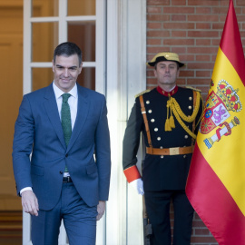 El presidente del Gobierno, Pedro Sánchez, a su llegada a recibir a la presidenta del Parlamento Europeo, en el Complejo de la Moncloa, a 1 de marzo de 2024, en Madrid (España)