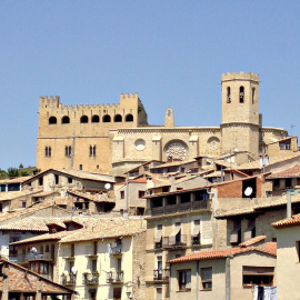 La iglesia de Santa María, en la que estaba destinado mosén Jesús, domina con el castillo el casco urbano de Valderrobres.