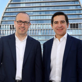 El consejero delegado de BBVA, Onur Genç, y el presidente del banco, Carlos Torres Vila, frente al edifico sede de BBVA en Madrid.