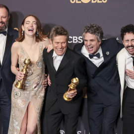 El director Yorgos Lanthimos, los actores Emma Stone, Willem Dafoe, Mark Ruffalo y Ramy Youssef durante los Globos de Oro, en California, a 7 de enero de 2024.