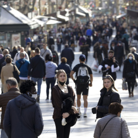 Varias personas pasean por la Rambla de Barcelona, a 10 de febrero de 2022.