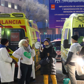 Vecinos y sanitarios de concentran a las puertas de Urgencias de La Paz, en Madrid, a 8 de enero de 2024.