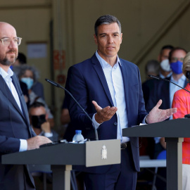 El presidente del Gobierno, Pedro Sánchez (c); la presidenta de la Comisión Europea (CE), Ursula von der Leyen (d), y el presidente del Consejo Europeo, Charles Michel (i), intervienen en su visita al centro de acogida de ciudadanos europeos y colaborad