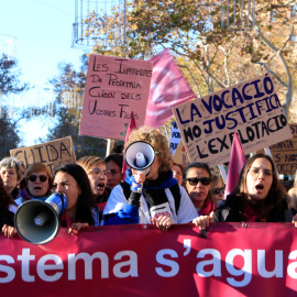 Participants a la manifestació convocada per Infermeres de Catalunya, en el marc d’una vaga indefinida, a plaça d’Universitat de Barcelona