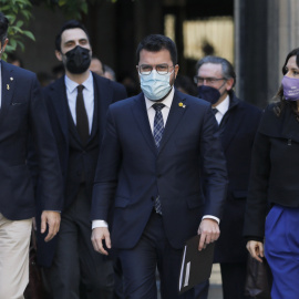 El presidente de la Generalitat, Pere Aragonés, acompañado por el vicepresidente, Jordi Puigneró (i), y la consellera de la Presidencia, Laura Vilagrá (d), a su llegada a la reunión semanal del gobierno catalán, un día después de la conferencia de