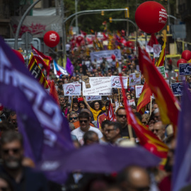 Manifestantes durante la marcha por el Día de los Trabajadores, a 1 de mayo de 2023, en Barcelona, Catalunya.