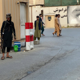 Talibanes revisando vehículos en Kabul.