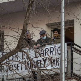 José Manuel Moreno, de 79 años, observa el despliegue policial para ejecutar su desahucio en el barrio de Carabanchel de Madrid.