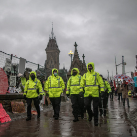 La Policía canadiense patrulla cerca del Parlamento este 17 de febrero de 2022.