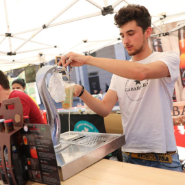 Un camarero sirve un tubo de cerveza, en las instalaciones del Leganés Beer Festival, a 3 de julio de 2021, en la Plaza Mayor de Leganés, Madrid,.