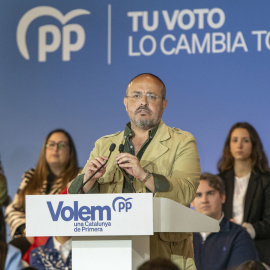 El candidato del partido a la Generalitat, Alejandro Fernández , interviene en un mitin del PP este domingo en Lleida.