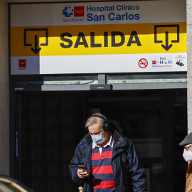 08/01/24 - Personas con mascarillas en la salida de un hospitalen Madrid este lunes, día en el que el Ministerio de Sanidad ha pedido a las comunidades que implanten el uso obligatorio de la mascarilla en centros sanitarios y sociosanitarios,