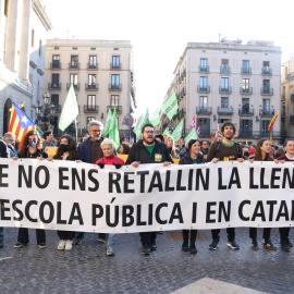 Manifestació a la plaça de Sant Jaume de Barcelona contra la sentència del 25% en castellà i en defensa de l'escola en català.