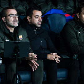 En el centro, Xavi Fernández, entrenador del FC Barcelona, a 28 de noviembre de 2023, en Barcelona.