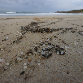 Pellets de plástico en una playa de gallega