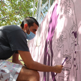 Participante en los trabajos de reconstrucción del mural de mujeres de Ciudad Lineal.