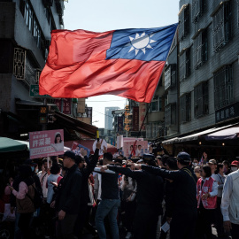 La bandera nacional de Taiwán ondea durante un mitin de campaña del Kuomintang, en Kaohsiung, a 10 de enero de 2024.